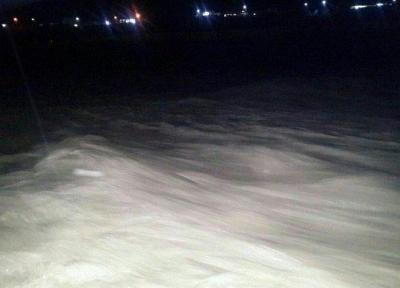 گرفتار شدن 6 خودرو با 20 سرنشین در سیلاب واشیان پلدختر