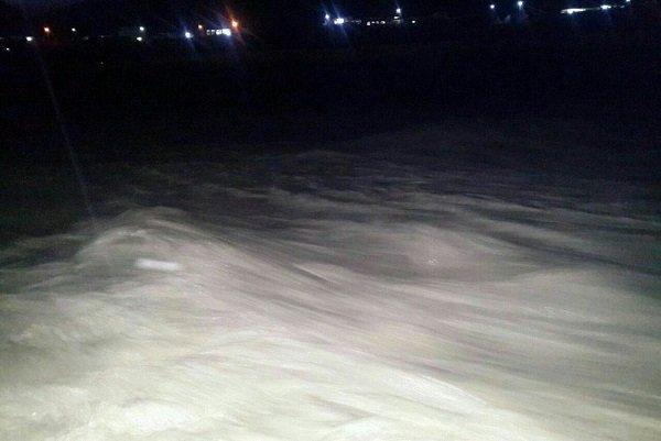 گرفتار شدن 6 خودرو با 20 سرنشین در سیلاب واشیان پلدختر