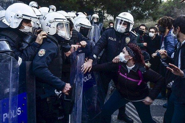 بازداشت دستکم 15 نفر در جریان تجمع اعتراضی امروز در استانبول بازداشت دستکم 15 نفر در جریان تجمع اعتراضی امروز در استانبول