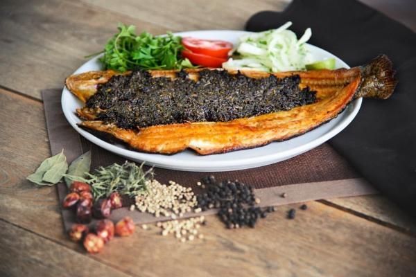 مقاله: 2 طرز تهیه حشو ماهی شکم پر جنوبی با سبزی مخصوص در فر و روی منقل