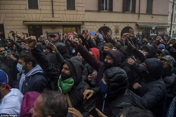 عاصیان محدودیت های کرونایی به خیابان های رم ریختند (تصاویر)