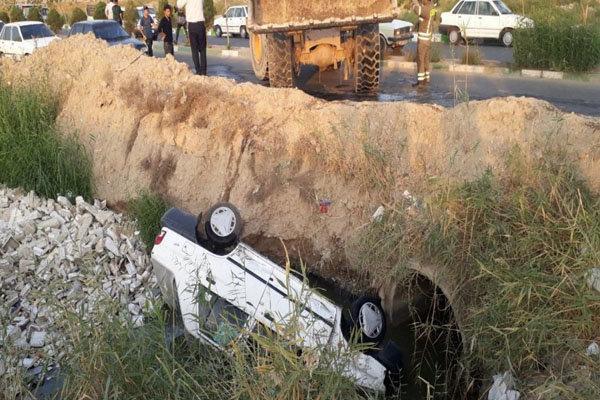 سقوط خودرو پراید به داخل کانال فاضلاب اسلامشهر، راننده فوت کرد