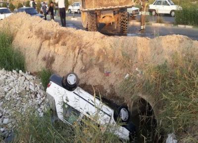 سقوط خودرو پراید به داخل کانال فاضلاب اسلامشهر، راننده فوت کرد