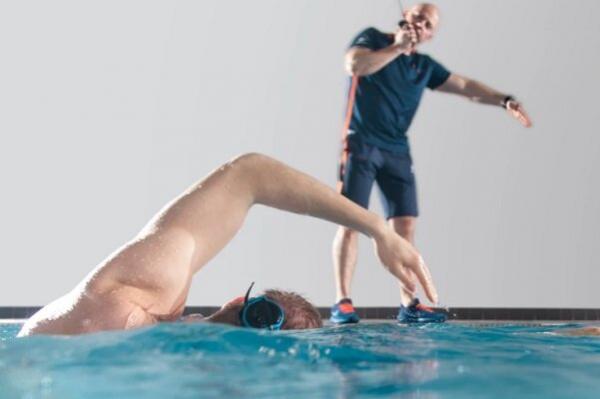 فناوری جدید امکان صحبت کردن مربی با شناگر را در زیر آب ممکن کرد