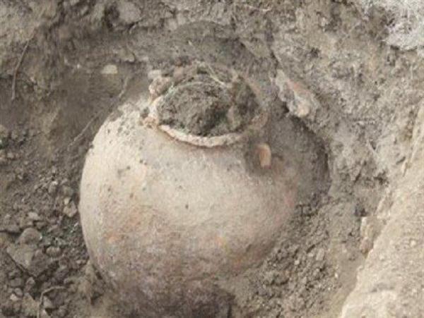 خمره تاریخی هنگام حفر یک قبر در تربت حیدریه کشف شد
