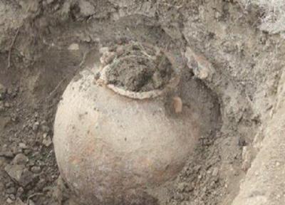 خمره تاریخی هنگام حفر یک قبر در تربت حیدریه کشف شد
