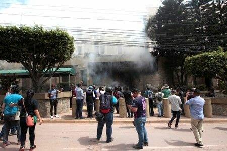 معترضان هندوراسی درب سفارتخانه آمریکا را به آتش کشیدند
