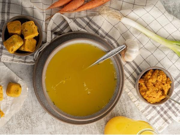 راهنمای جامع تفاوت های عصاره آماده، استاک و آب مرغ خانگی؛ از تفاوت طعم تا کاربرد